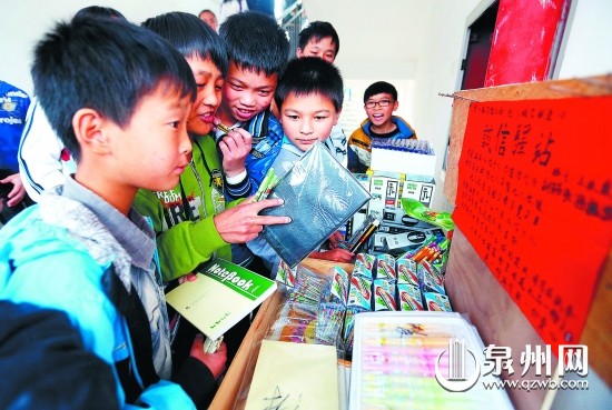 貨攤沒有管理員，付錢、找零全憑學(xué)生的誠信。