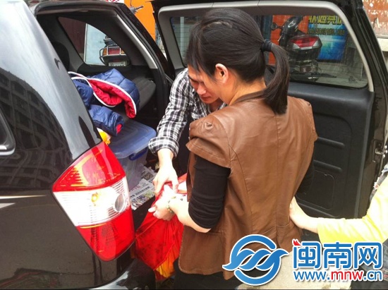 林女士提前整理好書(shū)，抬上了本報(bào)的采訪車(chē)