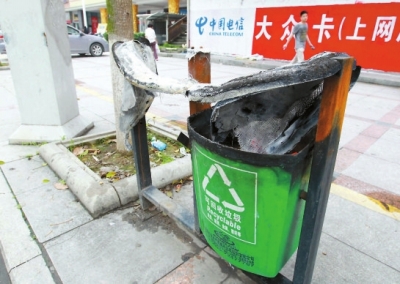 垃圾桶面目全非。