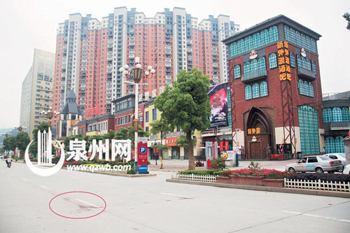 酒吧外的事發(fā)現(xiàn)場，路面上留有血跡。