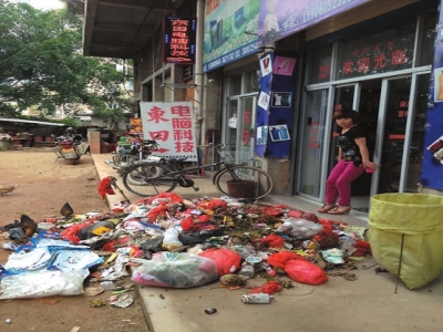 卓女士店門口被倒了一堆垃圾。