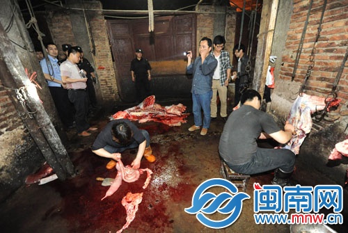 執(zhí)法人員到現(xiàn)場時，私宰點的工人正在切割牛肉
