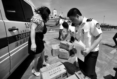 昨天，海南醫(yī)學(xué)院附屬醫(yī)院的幾位醫(yī)務(wù)人員正在準(zhǔn)備登