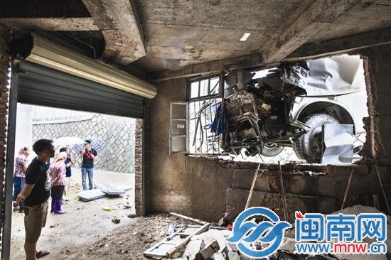 大巴沖下橋后，頂在橋下民房窗戶上