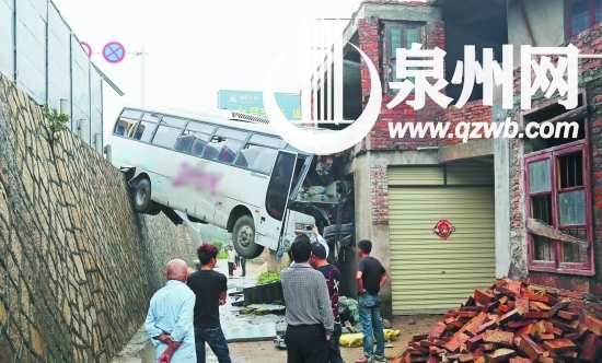 大客車撞上民房后，車身懸空