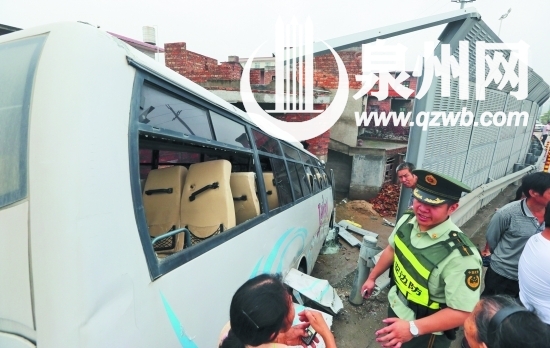 事發(fā)后，乘客從車窗逃生