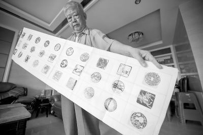 楊堅(jiān)水展示準(zhǔn)備捐贈(zèng)的作品。