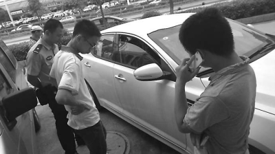 雙方在給新車“驗(yàn)傷”。