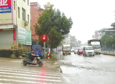 省道308線與溪美蓮塘村交叉路口已安裝燈控設(shè)施，交