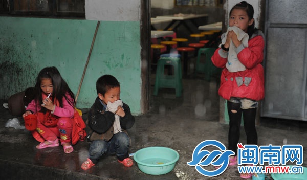 早上6點(diǎn)，孩子們在食堂外打水洗臉