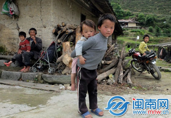 8歲的燦藝還有一個(gè)弟弟，兩個(gè)妹妹