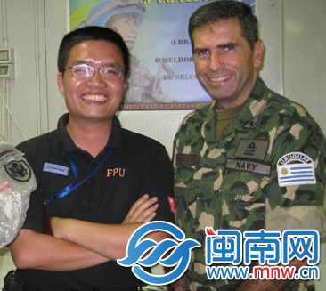 蔡奮山（左）在海地維和