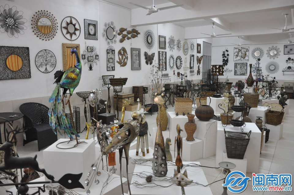 展覽廳里，琳瑯滿目的藤鐵工藝品吸引了無數(shù)前來參觀