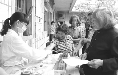 東田鎮(zhèn)衛(wèi)生院為65歲以上老人免費體檢