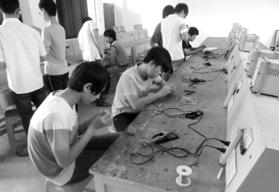 學(xué)生們正在進(jìn)行電路焊接比賽。
