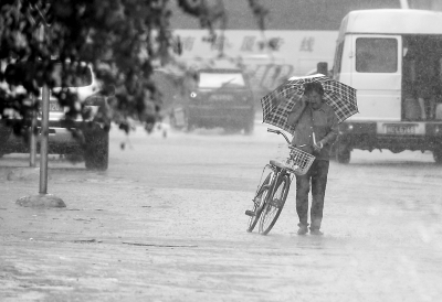 大雨造成市民出行困難。