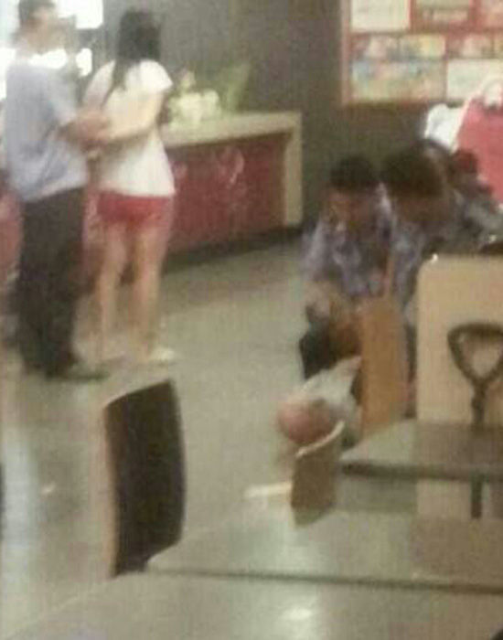 山東招遠(yuǎn)女子麥當(dāng)勞拒絕搭訕要電話號碼