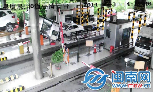 大貨車刮倒收費崗亭的監(jiān)控畫面