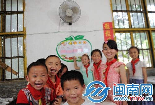 孩子們有了風扇，吃飯不再熱了