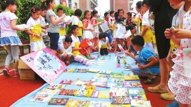 5月30日，國專中心小學(xué)開展“紅領(lǐng)巾跳蚤市場”活動