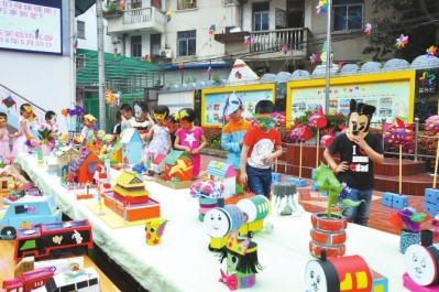 市實驗幼兒園孩子同游校園慶“六一”。