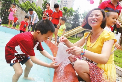 市第二幼兒園孩子與家長一起玩抓泥鰍。