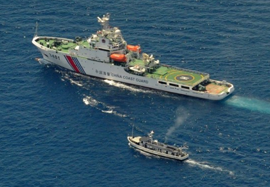 搭載士兵的菲律賓漁船29日突破中國的封鎖線，抵達仁