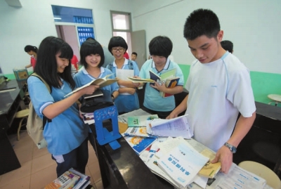 小學(xué)妹們找學(xué)長討要學(xué)習(xí)筆記和復(fù)習(xí)資料。