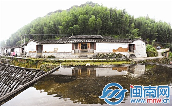 梁披云的故居在青山竹林下，年久失修