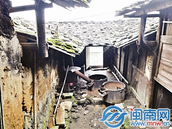 無人看護(hù)，室內(nèi)破敗