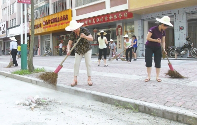 溪美街道組織干部職工在市區(qū)柳園南路打掃衛(wèi)生。本報