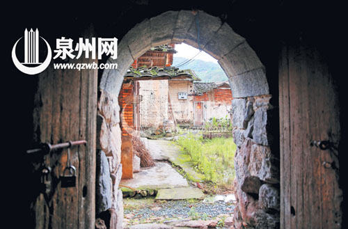 這一石拱門是土樓的邊門，對面是土樓的配套古厝。