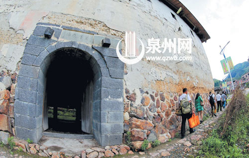 龍通土樓位于偏遠(yuǎn)山村，離感德鎮(zhèn)區(qū)有將近1個(gè)小時(shí)車