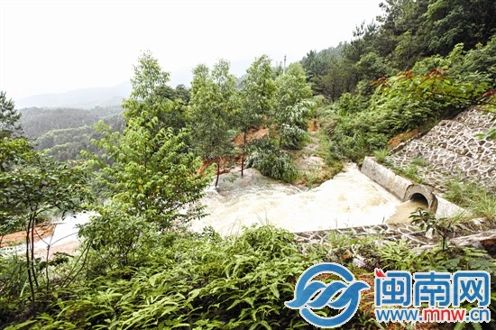 護(hù)坡塌方后，水流急速地從涵道口涌出