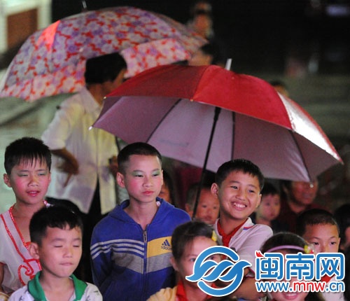 六一晚會(huì)上，妝化得很濃的孩子們