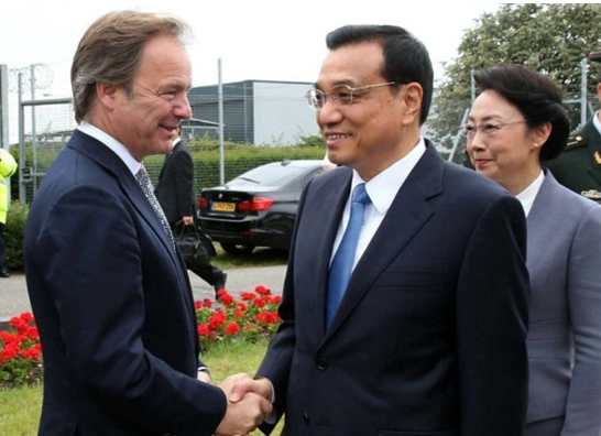 英國政府高級官員到機場迎接李克強總理和夫人。