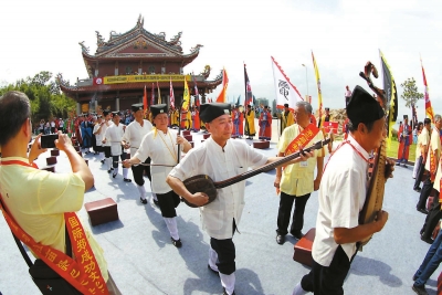 20日，進(jìn)香祭祀活動(dòng)在石井鎮(zhèn)鄭成功祖廟舉行。　本報(bào)