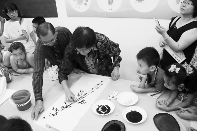 吳怡龍現(xiàn)場用手指作畫。