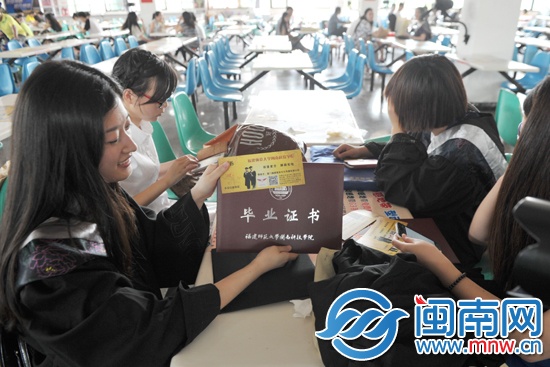 畢業(yè)生們帶著餐券來(lái)到食堂，準(zhǔn)備打飯