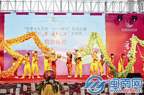 晉江平山實驗小學學生的舞龍，引來陣陣喝彩