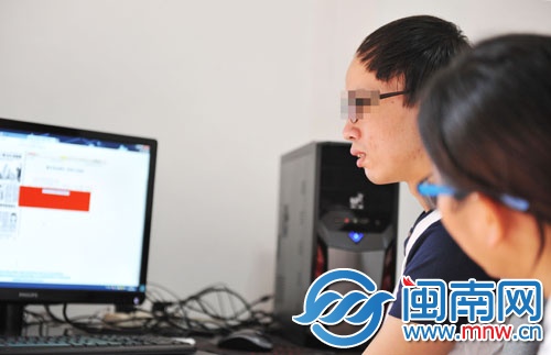 記者一開始接觸小龍，他都是斜著眼用眼角的余光看人