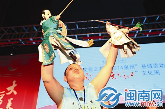 上臺表演，架勢足吧！
