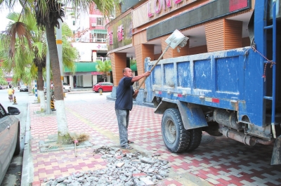 在市區(qū)長安街，工人正在清理路面修補后遺留下來的垃