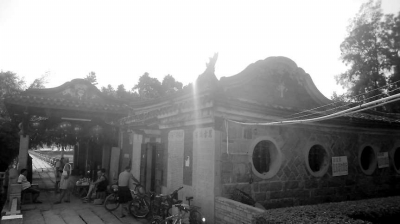 夕陽(yáng)下的五里橋中亭。