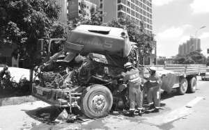 貨車(chē)追尾掛車(chē)司機(jī)被卡駕駛室