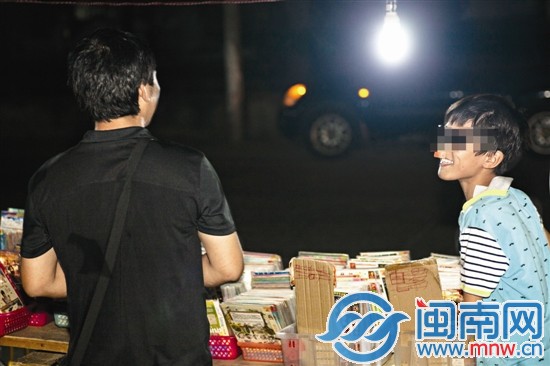 夜里擺攤時(shí)，阿興和兒子玩鬧