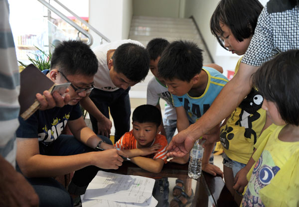 孩子們早早地來到指定的地點圍著海都記者領車票