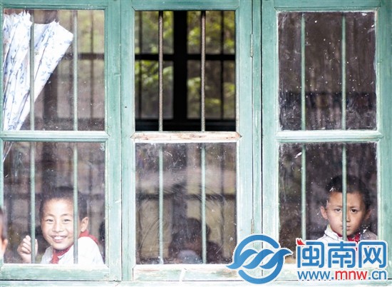 大坂小學經(jīng)費緊張，一年級的窗戶少了一塊玻璃