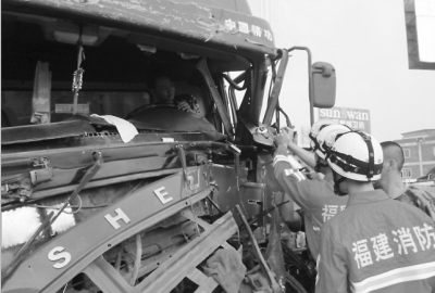 消防官兵破拆救援被困司機(jī)。
