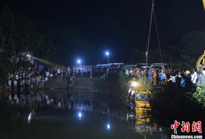 湖南一幼兒園校車翻入水庫(kù)2